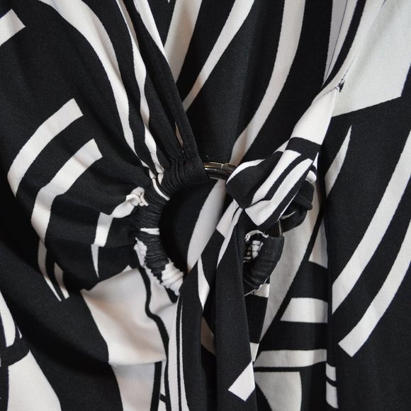 Cato Ruffled Short Sleeve Wrap Top 1X PLUS SIZE - Picture 5 of 6